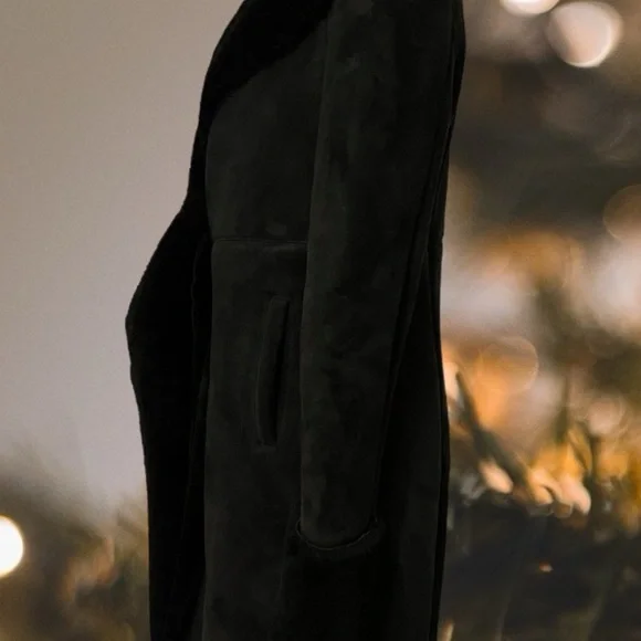 Elegant Black Fur-Trimmed Coat - Picture 4 of 12